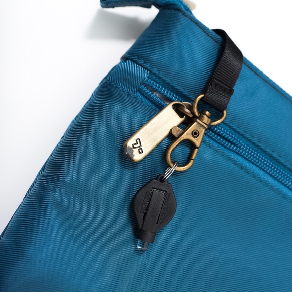 Travelon Quilted Teal Blue Medium Size Wristlet With Anti Theft RFID Blocking - Picture 7 of 14